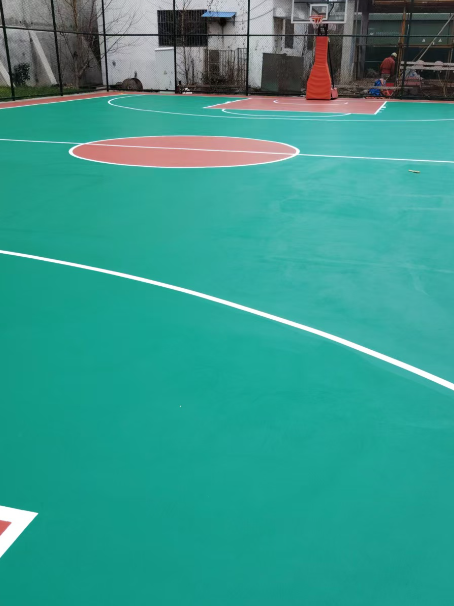 贡嘎 球场长期使用易出现地面开裂